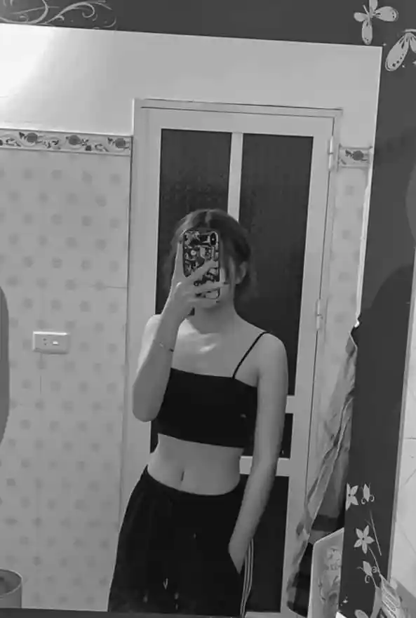 aesthetic-girl-poses-instagram-hidden-face-mirror-selfie-dp