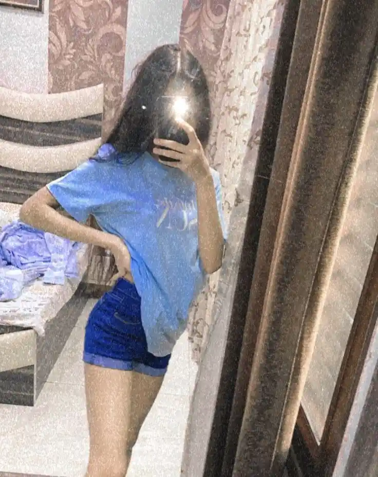 instagram-aesthetic-mirror-selfie