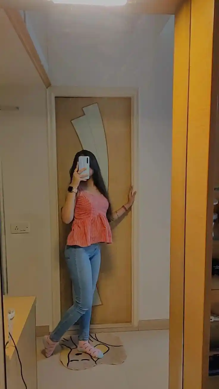 instagram-aesthetic-mirror-selfie