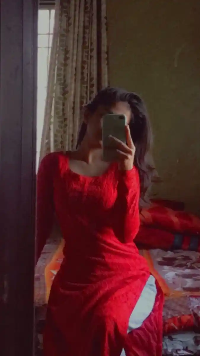 profile-hidden-face-mirror-selfie-dp